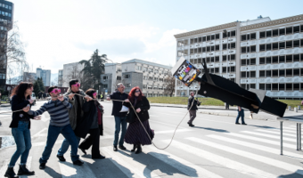 РАКОВОДСВОТО НА МРТВ, ДЕЛУМНО И ДРЖАВАТА, ПРИДОНЕЛЕ ДА СЕ ОДЛЕАТ МИЛИОНИ ЕВРА НАРОДНИ ПАРИ