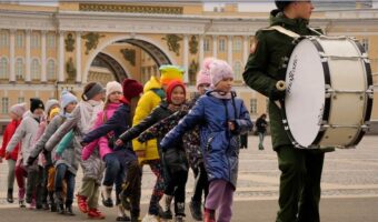 БЕБИЊА ВО УНИФОРМИ, ДЕЦА ВО ТЕНКОВИ: КАКО ПУТИН ГО КОРИСТИ 9 МАЈ