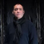 MАЛА ФОРМА, ГОЛЕМА ПРЕТСТАВА: БЛАГОЈ МИЦЕВСКИ ЗА МОЌТА НА МОНОДРАМАТА И СИЛАТА НА ЕДЕН АКТЕР