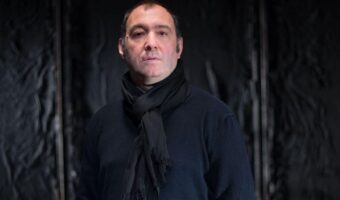 MАЛА ФОРМА, ГОЛЕМА ПРЕТСТАВА: БЛАГОЈ МИЦЕВСКИ ЗА МОЌТА НА МОНОДРАМАТА И СИЛАТА НА ЕДЕН АКТЕР