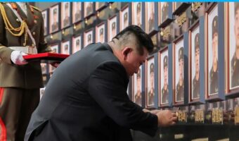 КАКО ГИ ЛАЖАТ ЛУЃЕТО ВО СЕВЕРНА КОРЕЈА ЗА УБИЕНИТЕ ВОЈНИЦИ ВО УКРАИНА