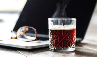 ИСТРАЖУВАЊЕ: АЛХОХОЛОТ Е НАЈГОЛЕМИОТ ПРОБЛЕМ СО ЗАВИСНОСТА НА РАБОТНО МЕСТО