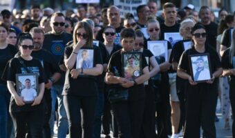 ГРАЃАНИТЕ НА КОЧАНИ ПРОТЕСТИРААТ СО МОЛК, ДРЖАВАТА ГИ ОДАНОЧУВА ДОНАЦИИТЕ ЗА СЕМЕЈСТВАТА НА ЖРТВИТЕ ОД ПОЖАРОТ!