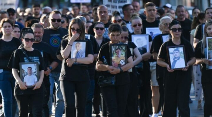 ГРАЃАНИТЕ НА КОЧАНИ ПРОТЕСТИРААТ СО МОЛК, ДРЖАВАТА ГИ ОДАНОЧУВА ДОНАЦИИТЕ ЗА СЕМЕЈСТВАТА НА ЖРТВИТЕ ОД ПОЖАРОТ!