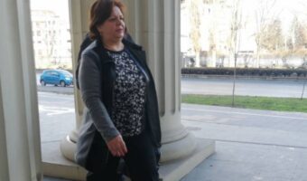 КAТИЦА ИЗЛЕГУВА, ВЛАСТА ГОРИ