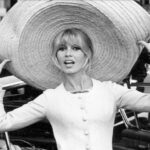 ГОСПОД ЈА СОЗДАДЕ НОВАТА ЖЕНА НА ПЛАЖАТА НА СЕН ТРОПЕ