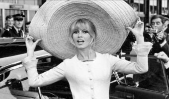 ГОСПОД ЈА СОЗДАДЕ НОВАТА ЖЕНА НА ПЛАЖАТА НА СЕН ТРОПЕ