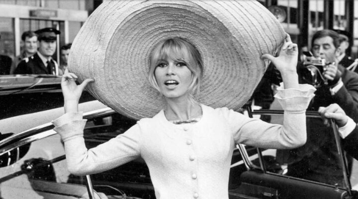 ГОСПОД ЈА СОЗДАДЕ НОВАТА ЖЕНА НА ПЛАЖАТА НА СЕН ТРОПЕ