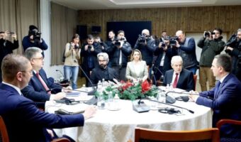 НЕУСПЕШНИОТ „САМИТ“  ВО КЛУБОТ НА ПРАТЕНИЦИТЕ АКТИВИРА ОБВИНИТЕЛСКИ АМБИЦИИ КАЈ ВЛАСТА