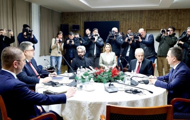 НЕУСПЕШНИОТ „САМИТ“  ВО КЛУБОТ НА ПРАТЕНИЦИТЕ АКТИВИРА ОБВИНИТЕЛСКИ АМБИЦИИ КАЈ ВЛАСТА