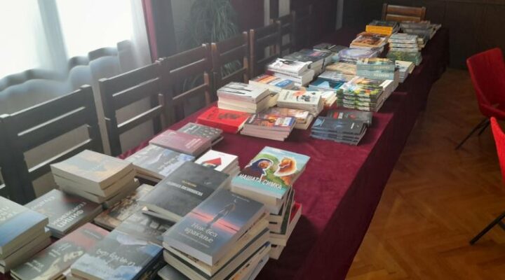 И ЛАНИ ПИШУВАЧИТЕ НА РОМАНИ БЕА АКТИВНИ