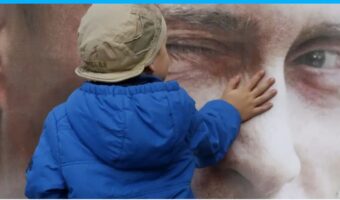 ПУТИНОВ ПОКЕР, РУСКИ РУЛЕТ (167): АГРЕСОРОТ ГИ „ПРЕВОСПИСТУВА“ ГРАБНАТИТЕ УКРАИНСКИ ДЕЦА ПОД ЗНАМЕТО И ХИМНАТА НА АГРЕСОРОТ