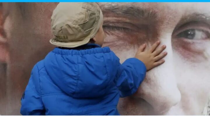 ПУТИНОВ ПОКЕР, РУСКИ РУЛЕТ (167): АГРЕСОРОТ ГИ „ПРЕВОСПИСТУВА“ ГРАБНАТИТЕ УКРАИНСКИ ДЕЦА ПОД ЗНАМЕТО И ХИМНАТА НА АГРЕСОРОТ