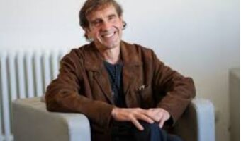 ДЕЈАН ДУКОВСКИ ЈА ПОДИГНУВА ОДНОВО ПУБЛИКАТА НА НОЗЕ