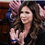 ЗАМИНА „ЛЕДЕНАТА БАРБИКА“: ТРАМП ЈА СМЕНИ МИНИСТЕРКАТА ЗА ВНАТРЕШНА БЕЗБЕДНОСТ