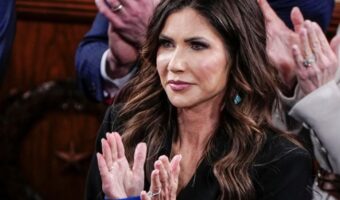 ЗАМИНА „ЛЕДЕНАТА БАРБИКА“: ТРАМП ЈА СМЕНИ МИНИСТЕРКАТА ЗА ВНАТРЕШНА БЕЗБЕДНОСТ