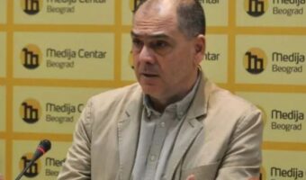 АНАЛИТИЧАРОТ КОЈ ЈА РАЗОТКРИ ЛАГАТА НА ВУЧИЌ ЗА „СТУДЕНТСКИОТ“ ЗВУЧЕН ТОП, ПОБЕГНА ОД СРБИЈА