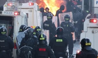 ПРИТИСНАТА ВЛАДА И КОНФУЗИЈА КАЈ ДЕСНИЦАТА ВО ВЕЛИКА БРИТАНИЈА