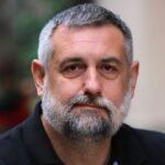 ДЕЈАН ПРОЈКОВСКИ: МЕЃУ МНТ, НОВИ САД И СЦЕНСКИТЕ МЕТАФОРИ НА СОНЦЕТО