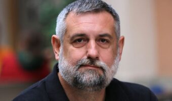 ДЕЈАН ПРОЈКОВСКИ: МЕЃУ МНТ, НОВИ САД И СЦЕНСКИТЕ МЕТАФОРИ НА СОНЦЕТО