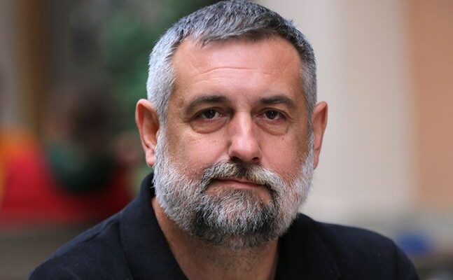 ДЕЈАН ПРОЈКОВСКИ: МЕЃУ МНТ, НОВИ САД И СЦЕНСКИТЕ МЕТАФОРИ НА СОНЦЕТО